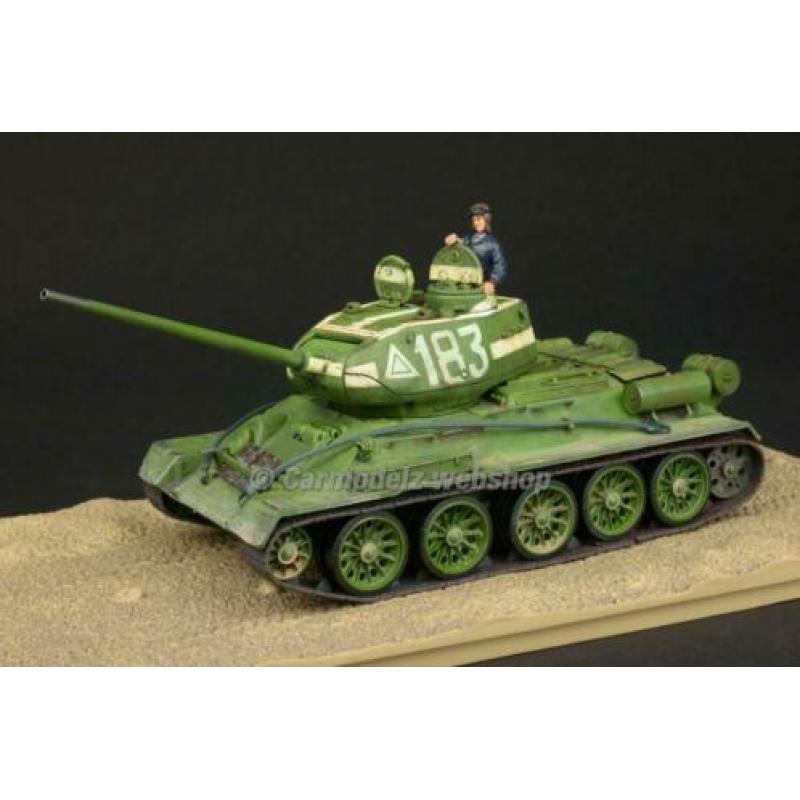 Forces of Valor 1/32 Sovjet tank T34/85 nacht / stad verweri