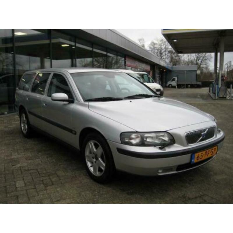 Volvo V70 2.4 Comfort Line BJ04-AIRCO-ALCANTARA-LMV