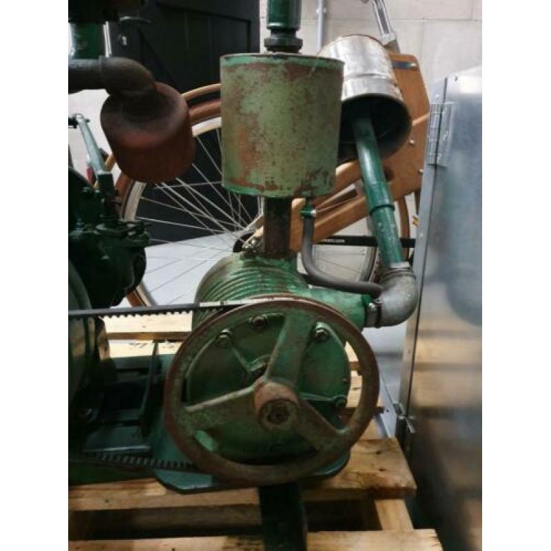 Petter motor met melkmachine pomp