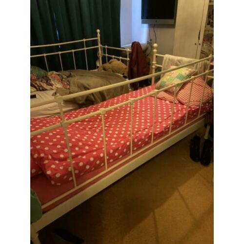 Metalen spijlen bed met lattenbodem