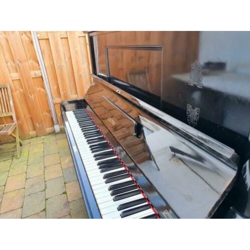 Gereviseerde zwarte Leutke piano.