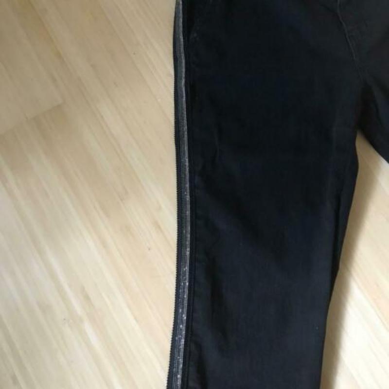 Mooie zwarte broek met zilveren bies van Roberto Cavalli, 28