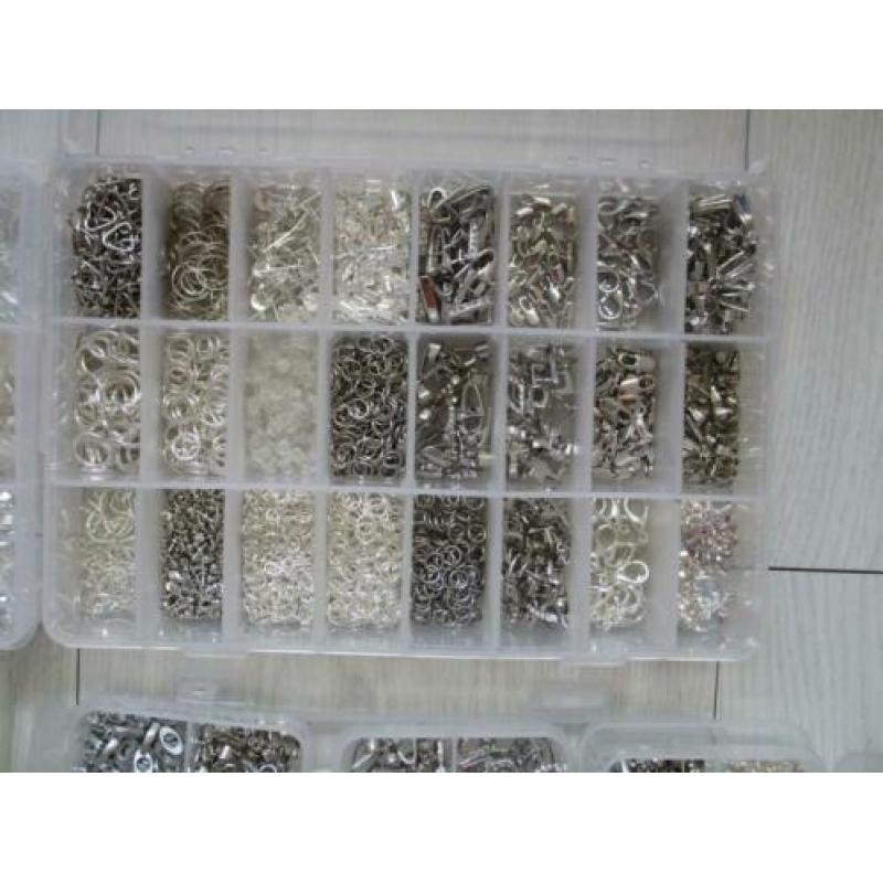 Sieraden materiaal - ongeveer 28 kg inclusief sorteerboxen