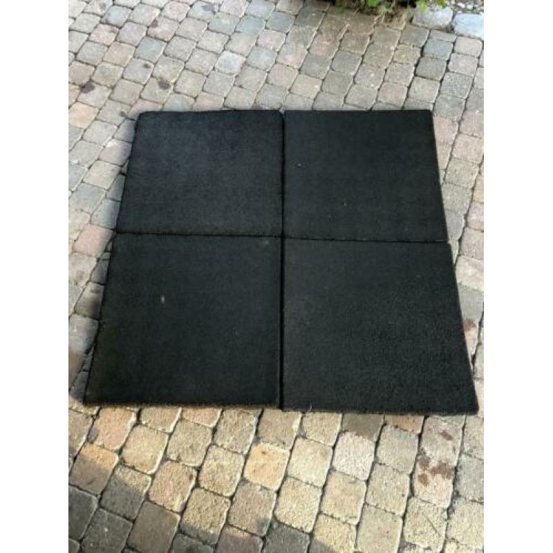 Rubber tegels 50x50x3 speeltoestellen of op dak €40