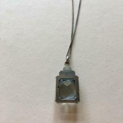 Kleine zilveren hanger met blauwe steen