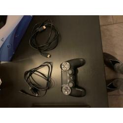 Playstation 4 slim met DualShock controller, kabels en doos.