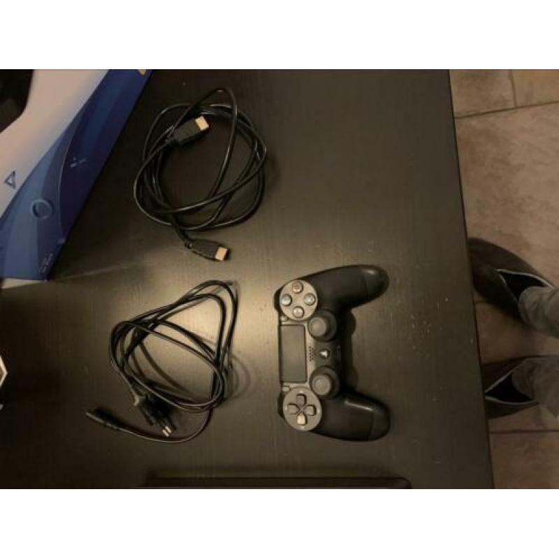 Playstation 4 slim met DualShock controller, kabels en doos.