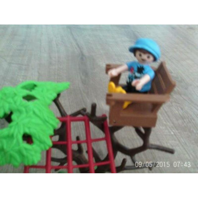 zelf gemaakt playmobil speeltoestel met 2 popjes