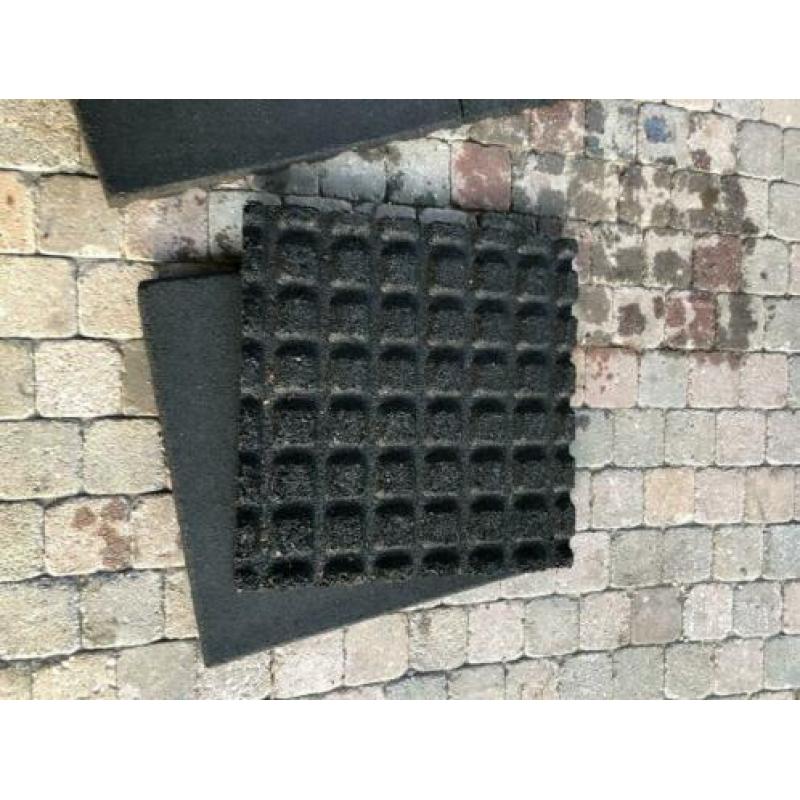 Rubber tegels 50x50x3 speeltoestellen of op dak €40