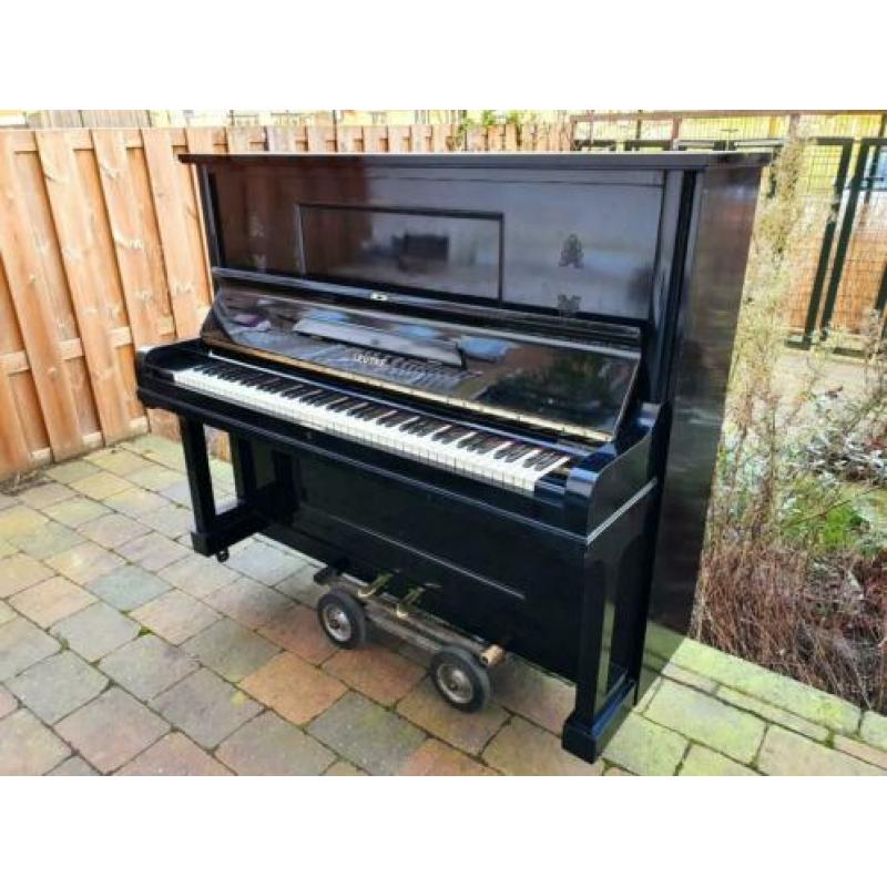 Gereviseerde zwarte Leutke piano.