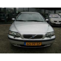 Volvo V70 2.4 Comfort Line BJ04-AIRCO-ALCANTARA-LMV