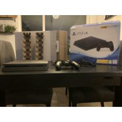 Playstation 4 slim met DualShock controller, kabels en doos.