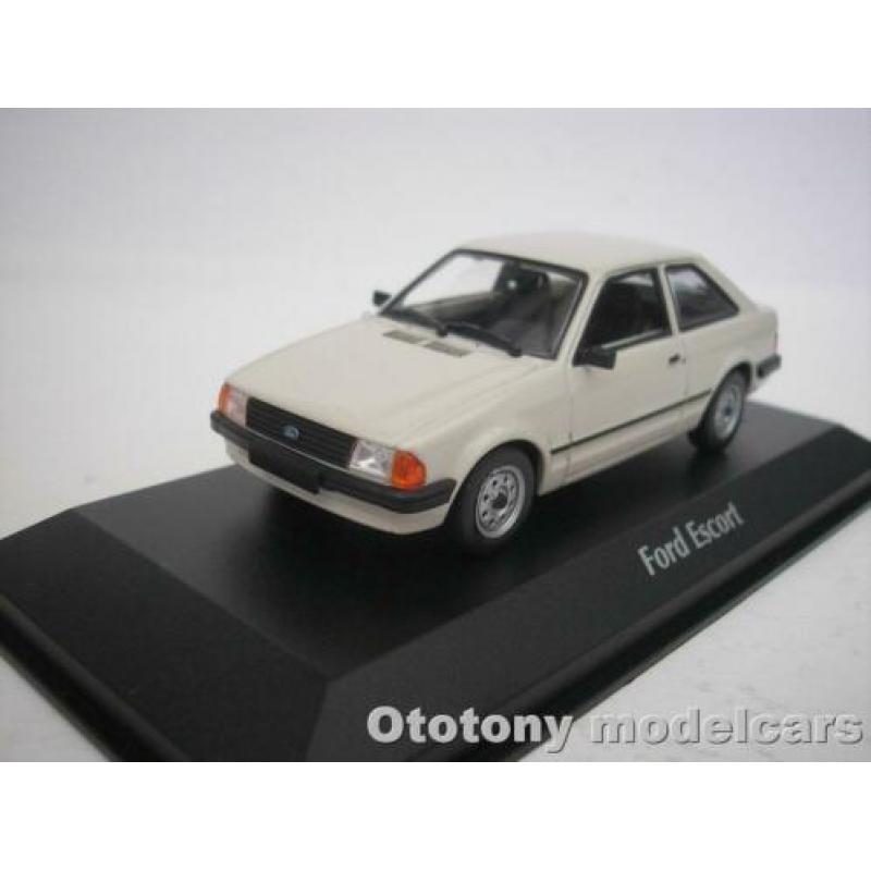 Ford Escort III 1981 Licht Grijs 1/43 Maxichamps