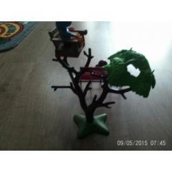 zelf gemaakt playmobil speeltoestel met 2 popjes