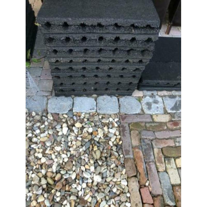 Rubber tegels 50x50x3 speeltoestellen of op dak €40