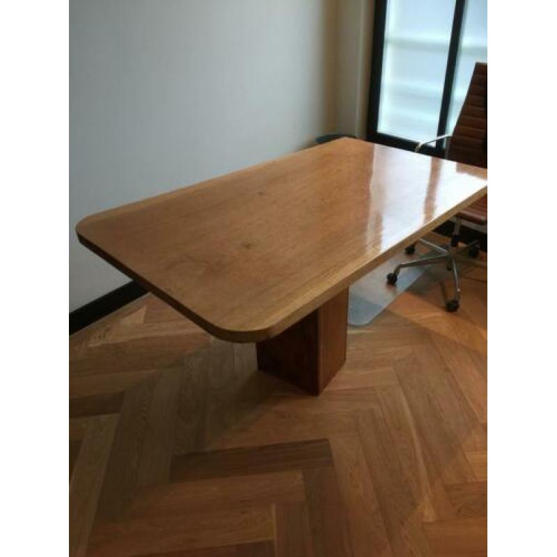 Hard hout gelakt met boten lak.gebruikt als bureau.
