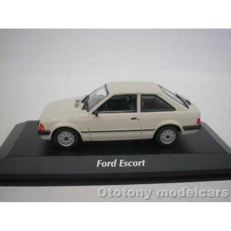 Ford Escort III 1981 Licht Grijs 1/43 Maxichamps