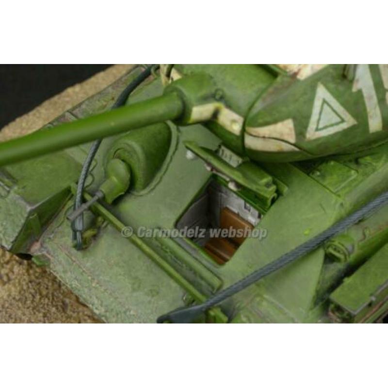 Forces of Valor 1/32 Sovjet tank T34/85 nacht / stad verweri