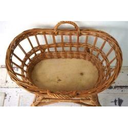 Vintage poppenwieg - rotan
