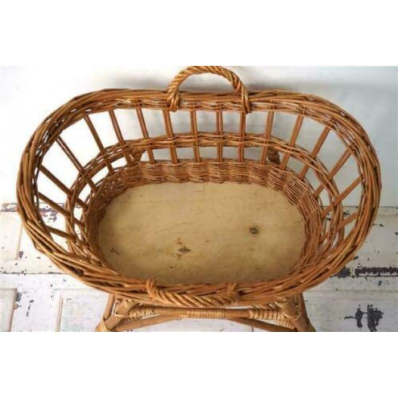 Vintage poppenwieg - rotan