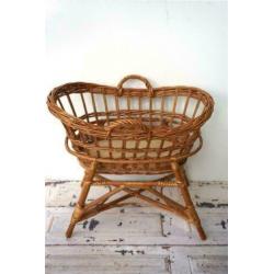 Vintage poppenwieg - rotan