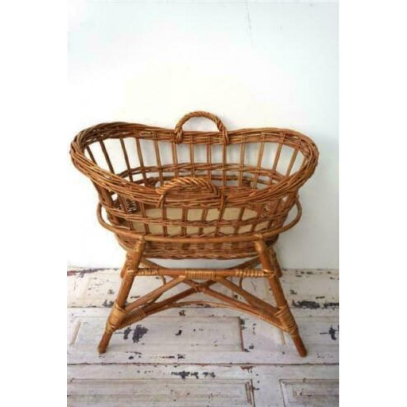 Vintage poppenwieg - rotan