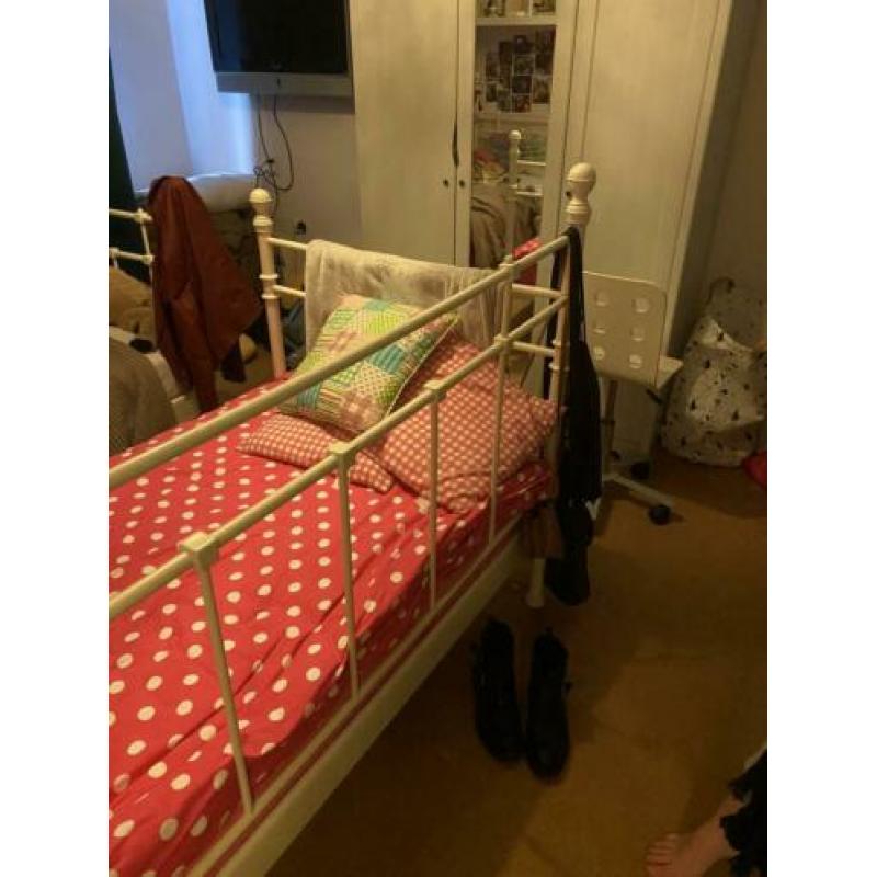 Metalen spijlen bed met lattenbodem