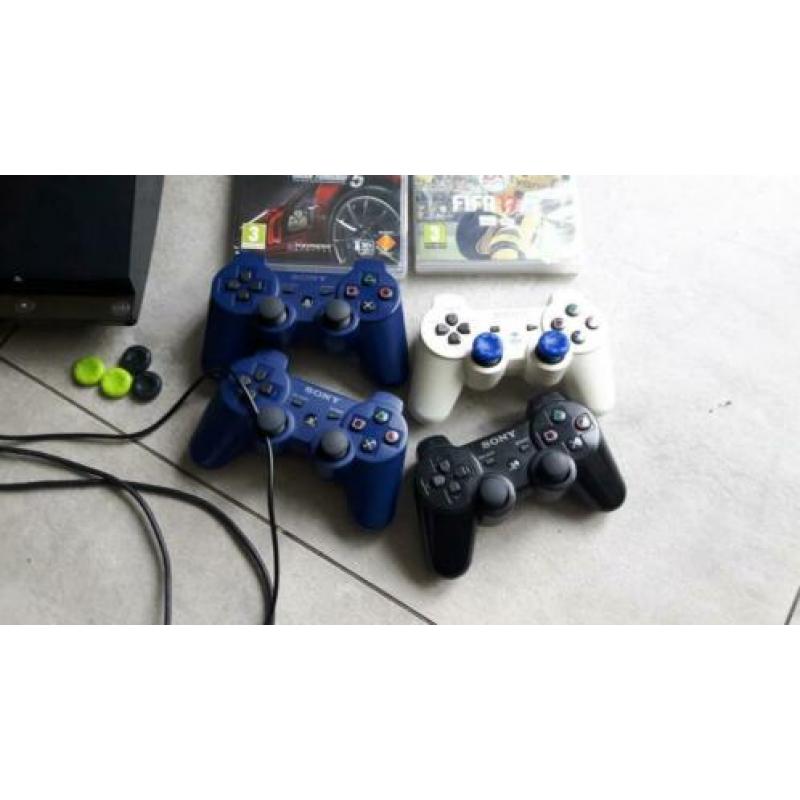 PlayStation 3 met 4 controllers en 4 spellen