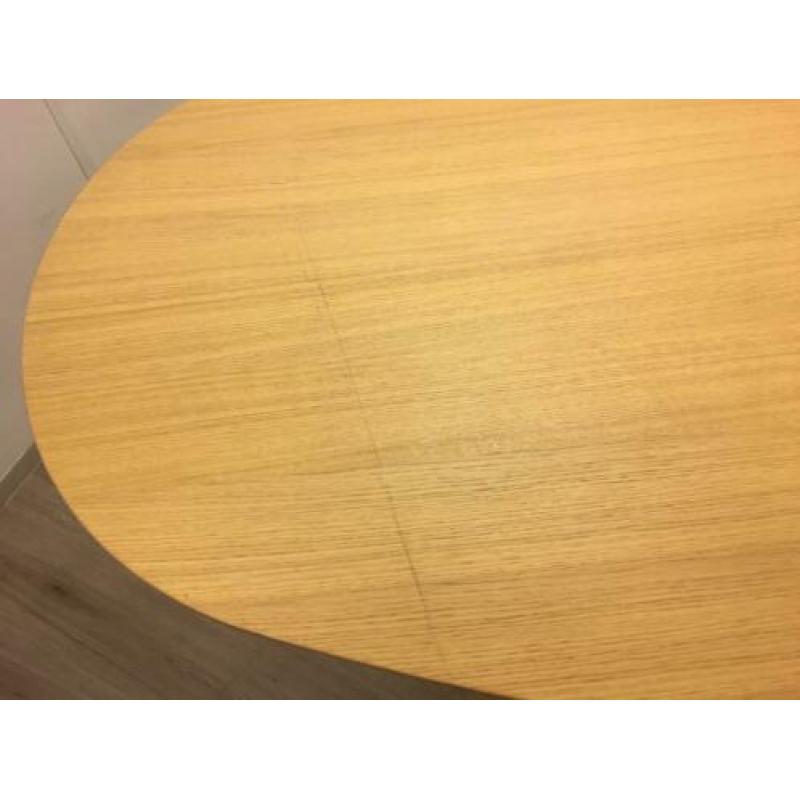 Ovale vergadertafel met beuken blad 230x110cm en witte poten