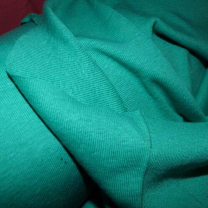Nieuw nog op de rol groen ,t-shirt stof is rond gebreid .