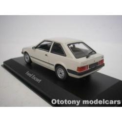 Ford Escort III 1981 Licht Grijs 1/43 Maxichamps