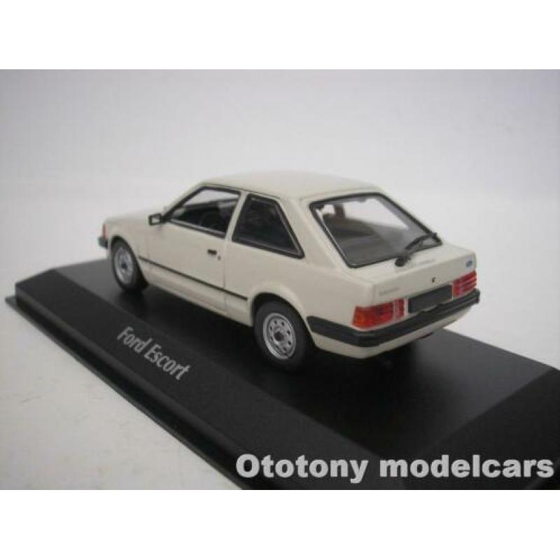 Ford Escort III 1981 Licht Grijs 1/43 Maxichamps