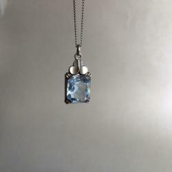 Kleine zilveren hanger met blauwe steen