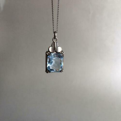 Kleine zilveren hanger met blauwe steen
