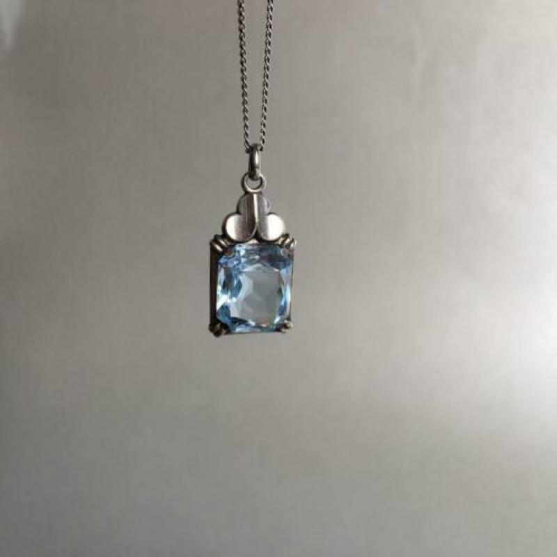 Kleine zilveren hanger met blauwe steen