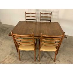 Moller tafel met ladder back stoelen vintage eetkamerset