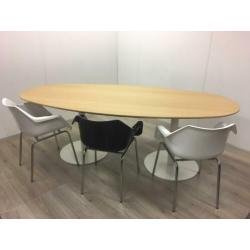 Ovale vergadertafel met beuken blad 230x110cm en witte poten