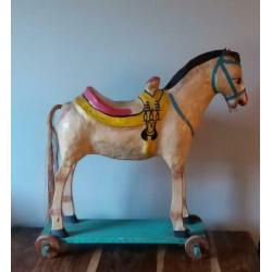 Oud Papier maché paard