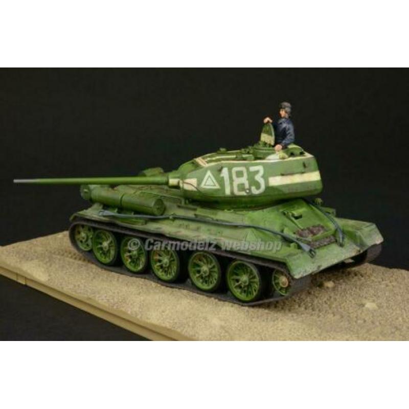 Forces of Valor 1/32 Sovjet tank T34/85 nacht / stad verweri
