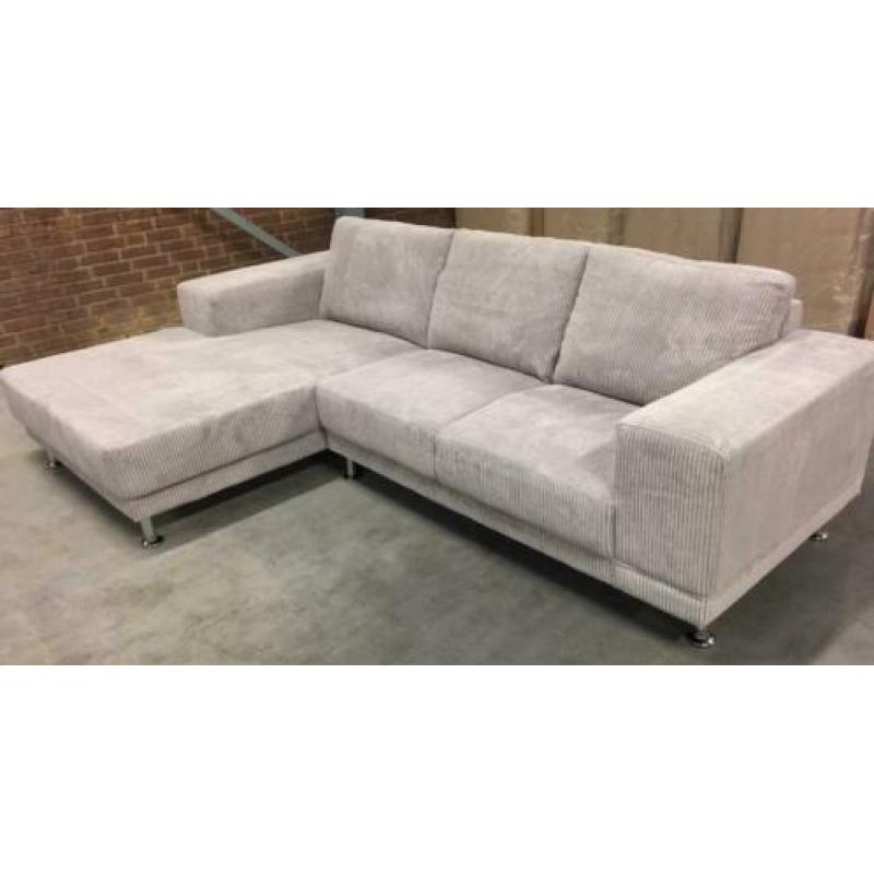 Loungebank uitgevoerd in ribstof.