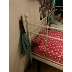 Metalen spijlen bed met lattenbodem
