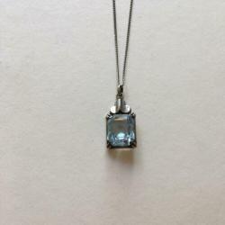 Kleine zilveren hanger met blauwe steen