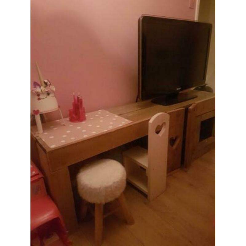 Gaaf meisjes bureau/dressoir/keukentje