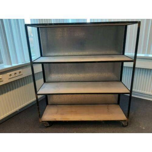 Industriele metalen rekken / trolley's / karren met hout.