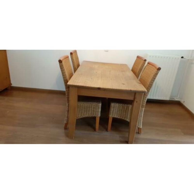 Vier houten stoelen (zonder tafel)