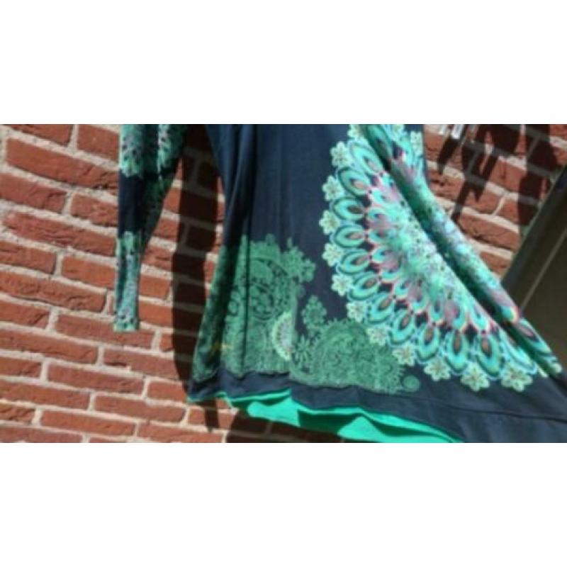 Desigual zwarte jurk met pauwenverenpatroon. Merk Kraaltjes