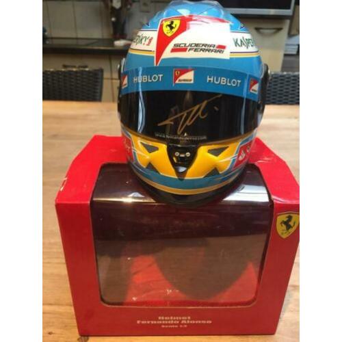 1/2 helm F. Alonso 2013 gesigneerd