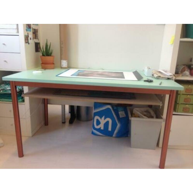 stevige tafel / bureau met opbergvak