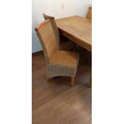 Vier houten stoelen (zonder tafel)