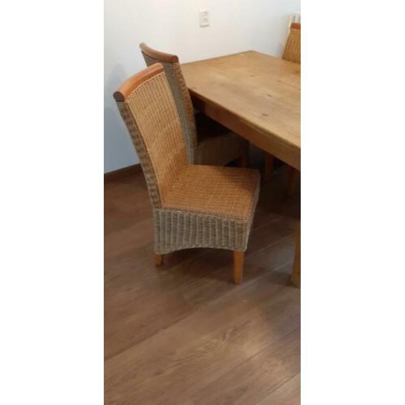 Vier houten stoelen (zonder tafel)